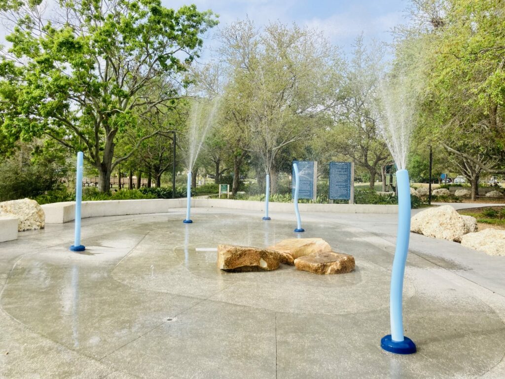 crest lake park splash pad in clearwater with fountain spraying