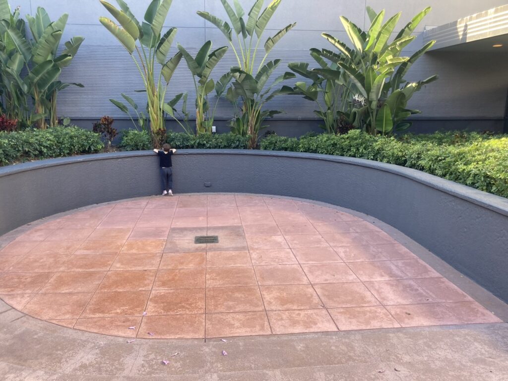 empty sunken courtyard at hollywood studios by the star wars characters meet and greet area